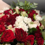 Букет из пионовидных роз, альстромерии и хризантем фото 3